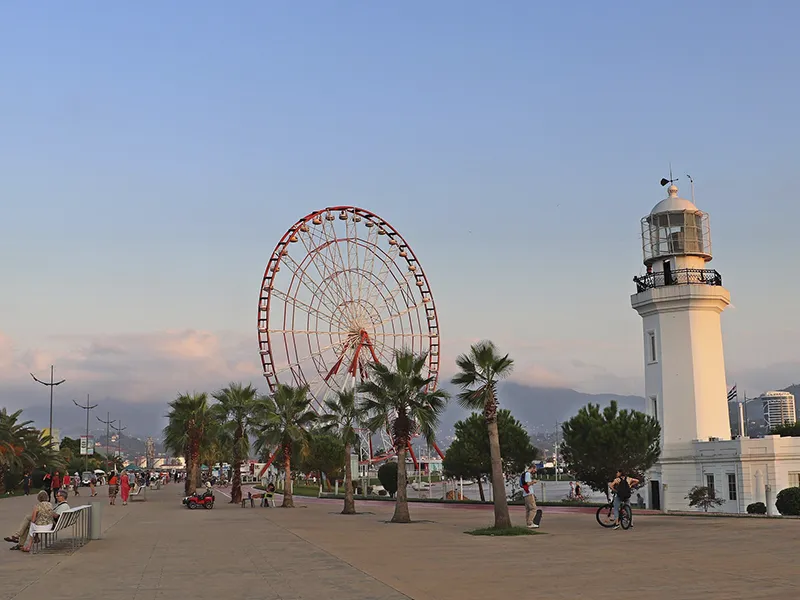 Batumi Boulevard mit Riesenrad und Leuchtturm