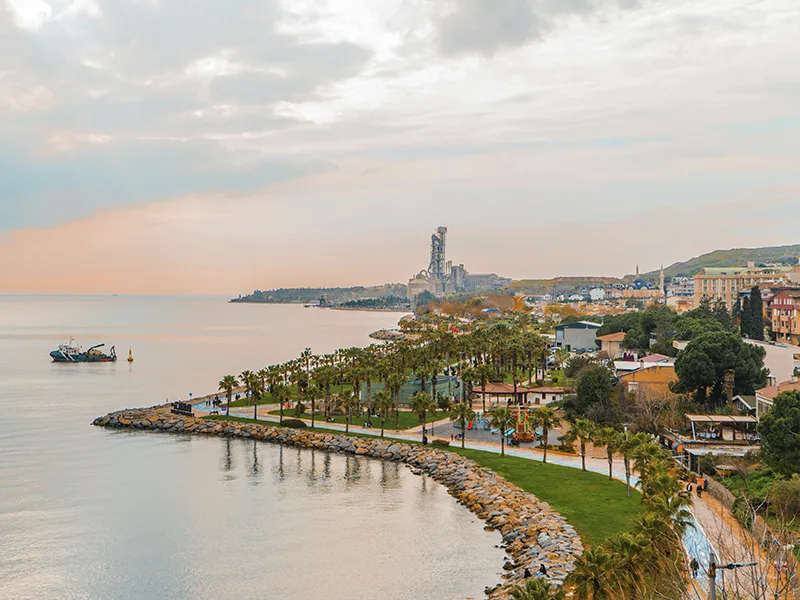 Küstenpromenade in Batumi mit Palmen am Schwarzen Meer