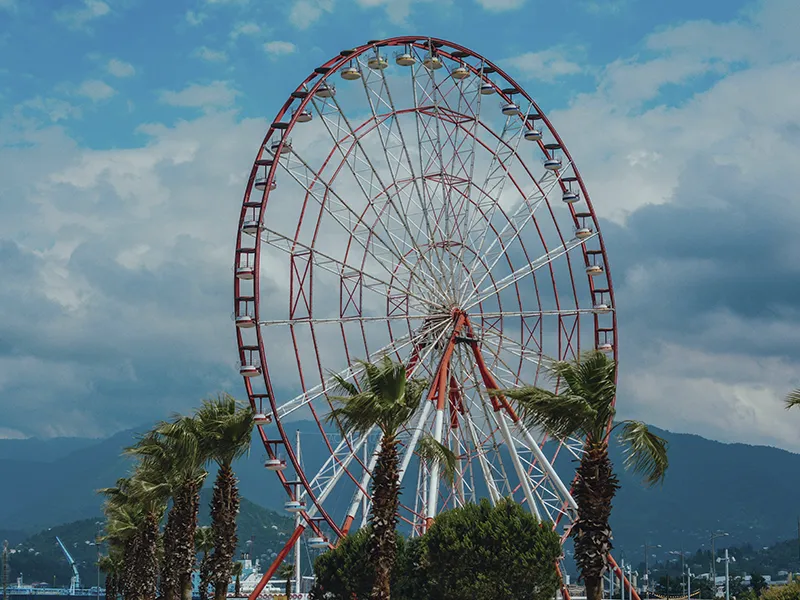 Das Riesenrad als Wahrzeichen von Batumi, Georgien