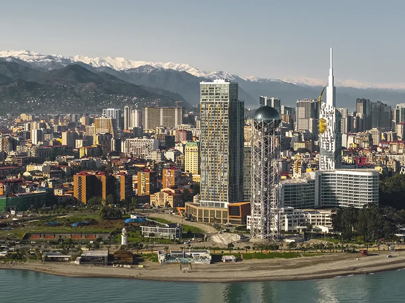 Batumi Skyline vor dem schneebedeckten Kaukasus