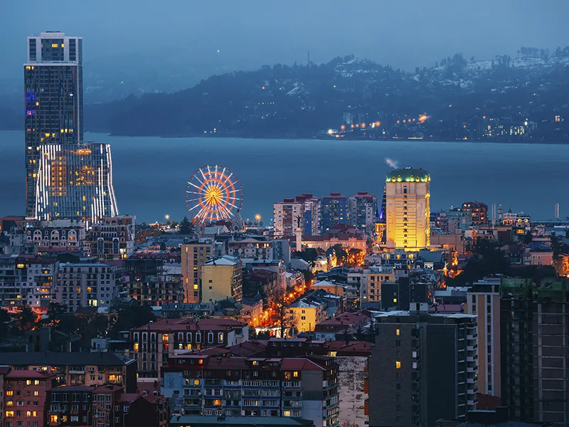 Batumi Skyline bei Nacht mit Riesenrad und Schwarzem Meer
