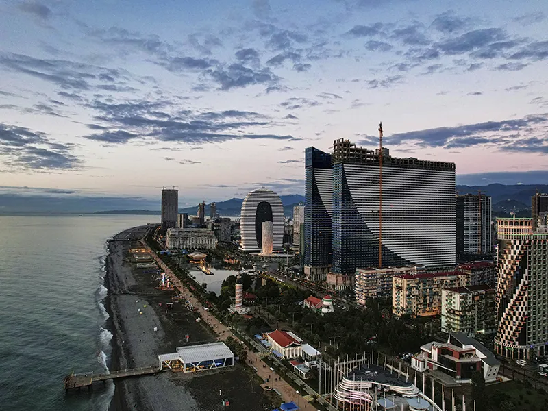 Batumi Strandpromenade am Abend, Georgien